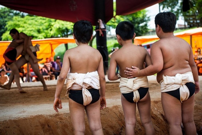 Là một trong những môn võ lâu đời nhất ở đất nước mặt trời mọc, sumo xuất hiện cách đây hơn 1.500 năm. Môn vật được những người nhập cư Nhật Bản đưa đến Brazil gần 100 năm trước và hiện tại có khoảng 3000 người rèn luyện môn thể thao này ở Brazil. Ngày nay, sumo là cách mà những người Brazil gốc Nhật có tuổi dạy thế hệ sau về di sản văn hoá. Cứ vào các trận đấu mỗi chủ nhật, môn thể thao được tập luyện đúng theo quy định truyền thống. các đô vật ở mọi hạng cân đóng khố, thét các khẩu hiệu bằng tiếng Nhật, thực hành những nghi lễ trước khi thi đấu vốn đã gắn liền với sumo nhiều thế kỷ nay. Và dưới đây là hình ảnh các VĐV tranh tài ở giải vô địch U-18 quốc gia diễn ra tại Capao Bonito cách 230 km về phía Tây Nam của Sao Paulo.